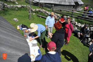 Obiskovalci predstavitve trniča pred Preskarjevo bajto. Foto: Anja Jerin, 2016. 