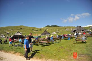 Pestro dogajanje za obiskovalce pred "parlamentom" v pastirskem naselju Veliki stan na Veliki planini. Foto: Anja Jerin, 2016. 