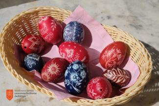 Izdelovanje suhorskih pirhov. Foto: A. Jerin, 2022