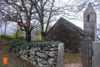 Cerkev sv. Štefana v Zanigradu nad Hrastovljami v bližini katere je potekal blagoslov konj. Foto: A. Jerin, 2022