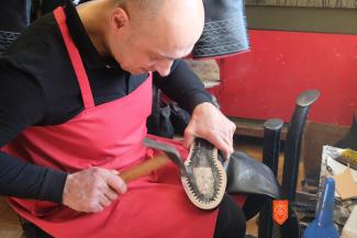 Primož Štajnar pri izdelovanju škornja. Foto: A. Jerin, 2023 