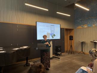 Rebeka Kunej med predavanjem, Mechelen, foto: A. Jerin, 2023