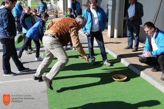 Sekanje pirhov.Foto: M. Špiček, 2017.  