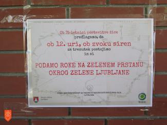 Plakat, ki je napovedoval akcijo Objemimo Ljubljano. Foto: A. Jerin, 2017. 