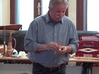 Izdelovanje preprostih ljudskih glasbil. Foto: M. Kranjac, 2019