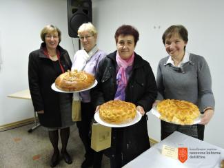 Skupina gospodinj iz Sodražice. Foto: M. Starič, 2015. 