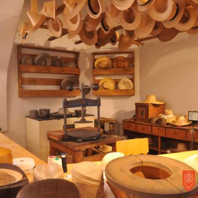 Delavnica za prikaz izdelovanja slamnikov v Slamnikarskem muzeju v Domžalah. Foto: A. Jerin, 2023