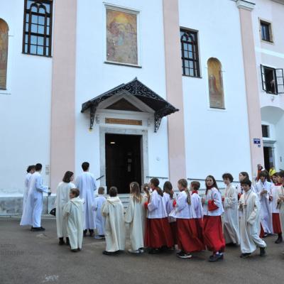Blagoslov ognja pred cerkvijo sv. Jakoba v Kamniku. Foto: A. Jerin, 2022 