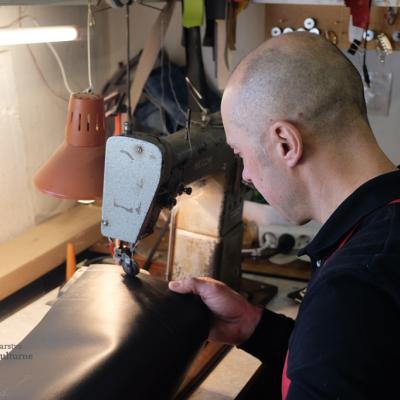 Primož Štajnar pri izdelovanju škornja. Foto: A. Jerin, 2023 