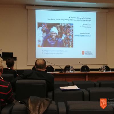 Adela Pukl med predavanjem. Foto: K. Sekirnik, 2019